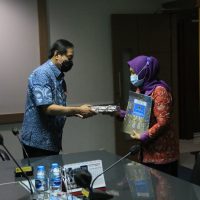 Penyerahan SK Pensiun Sri Rahayu