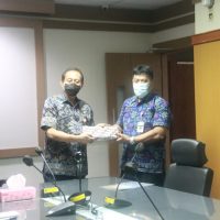 Penyerahan SK Pensiun Budi Raharjo